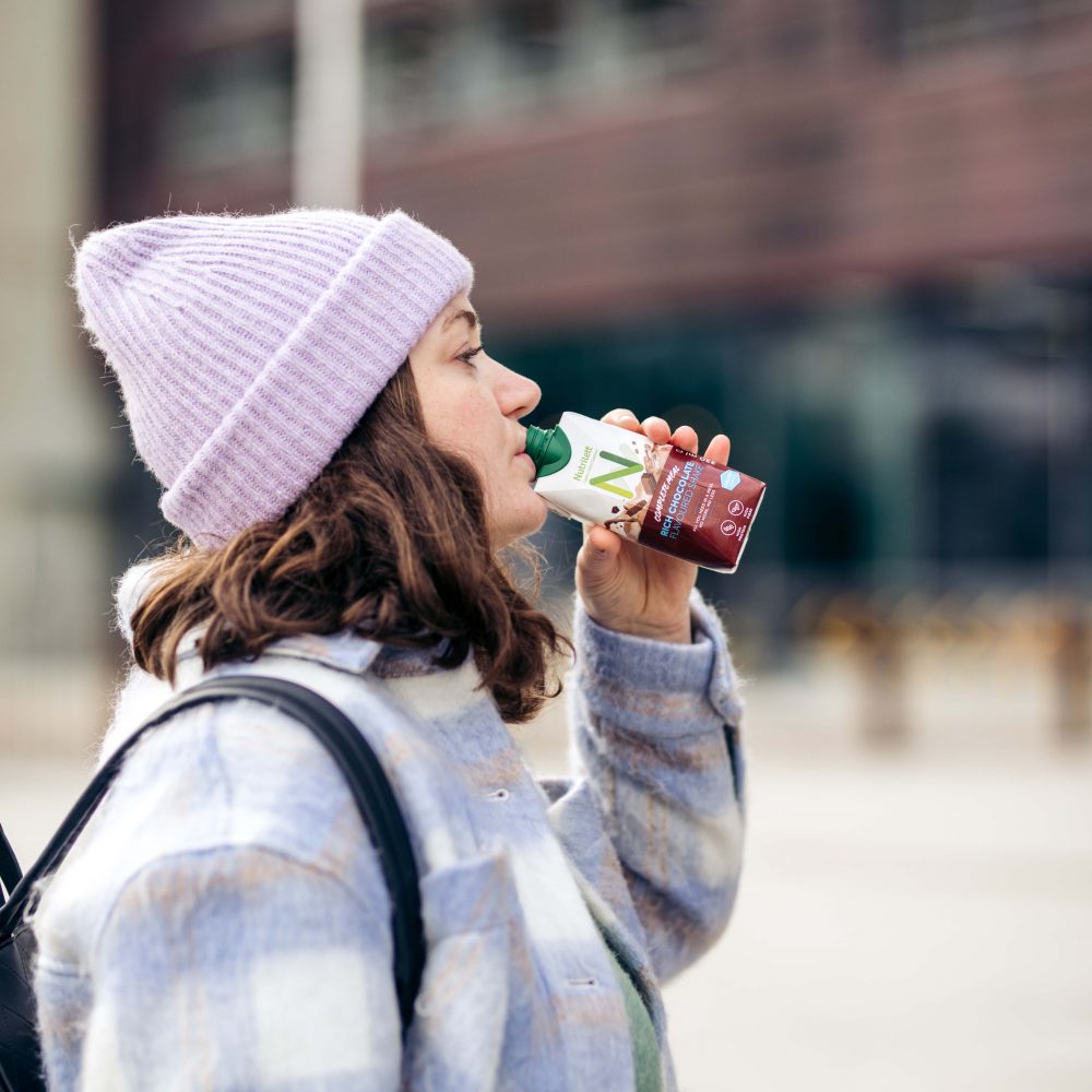 sund livsstil med nutrilett, kvinde drikker shake