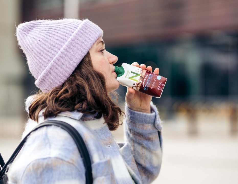 sund livsstil med nutrilett, kvinde drikker shake