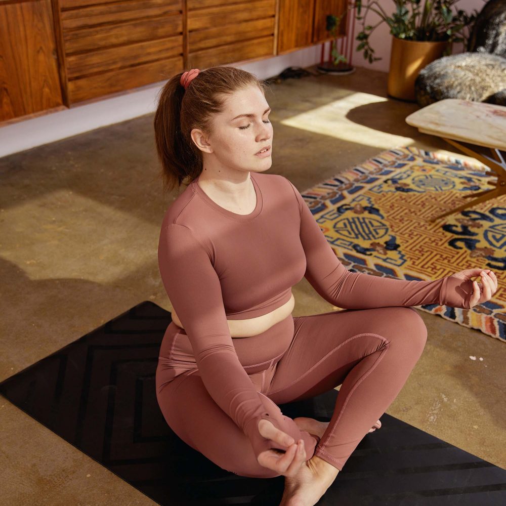 nutrilett, kvinde dyrker yoga i stuen, 16-9