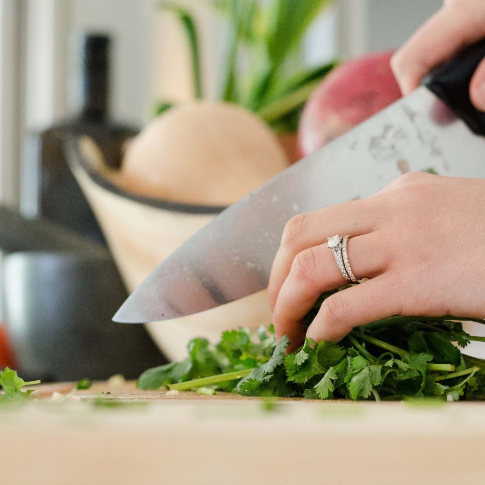 nutrilett, kvinde hakker grøntsager