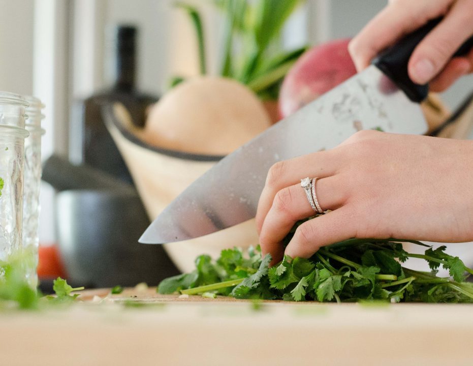 nutrilett, kvinde hakker grøntsager